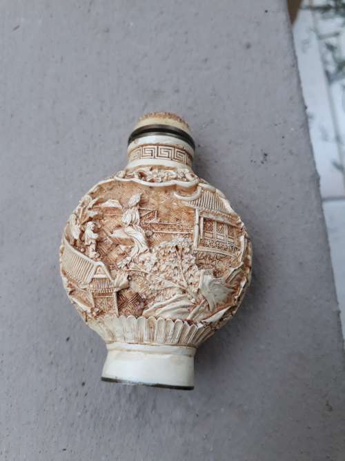 CLEARLY SIGNED VINTAGE CINNABAR LIKE (CREAM) VERY DETAILED ORIENTAL SCENES SNUFF BOTTLE