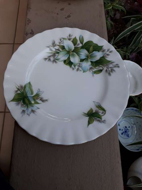 BEAUTIFUL ROYAL ALBERT TRILLIUM SIDE PLATE WHITE FLOWER GREEN LEAF, SUPER