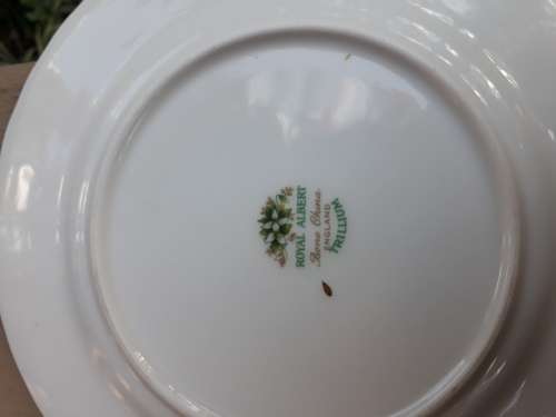 BEAUTIFUL ROYAL ALBERT TRILLIUM SIDE PLATE WHITE FLOWER GREEN LEAF, SUPER