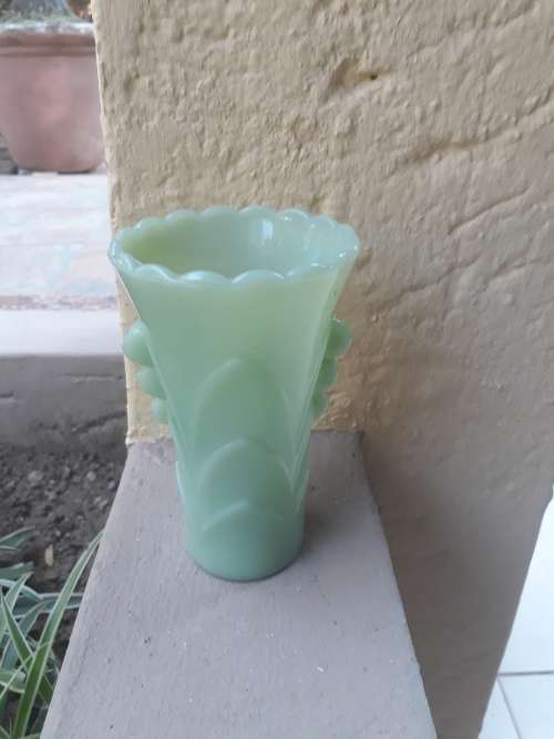WOW, WHAT A BEAUTY. ART DECO JADEITE VASE. SPEAKS FOR ITSELF ANCHOR HOCKING/FIRE KING?