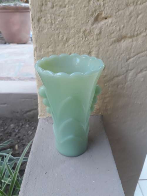 WOW, WHAT A BEAUTY. ART DECO JADEITE VASE. SPEAKS FOR ITSELF ANCHOR HOCKING/FIRE KING?