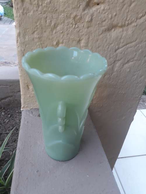 WOW, WHAT A BEAUTY. ART DECO JADEITE VASE. SPEAKS FOR ITSELF ANCHOR HOCKING/FIRE KING?