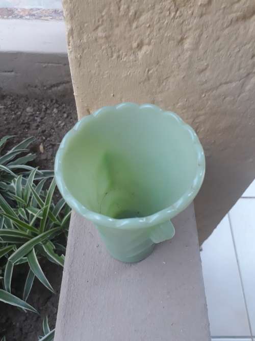 WOW, WHAT A BEAUTY. ART DECO JADEITE VASE. SPEAKS FOR ITSELF ANCHOR HOCKING/FIRE KING?