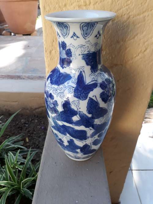 THE WELL LIKED BLUE & WHITE. THIS TIME AN ORIENTAL NICE SIZED VASE FLORAL BUTTERFLY ETC 25.3CM
