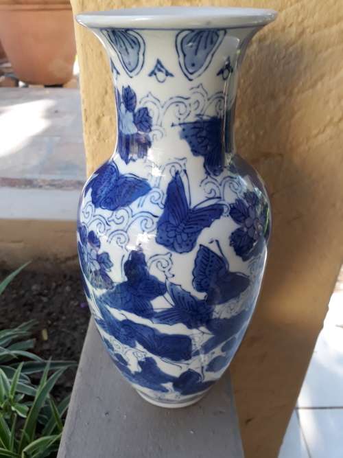 THE WELL LIKED BLUE & WHITE. THIS TIME AN ORIENTAL NICE SIZED VASE FLORAL BUTTERFLY ETC 25.3CM
