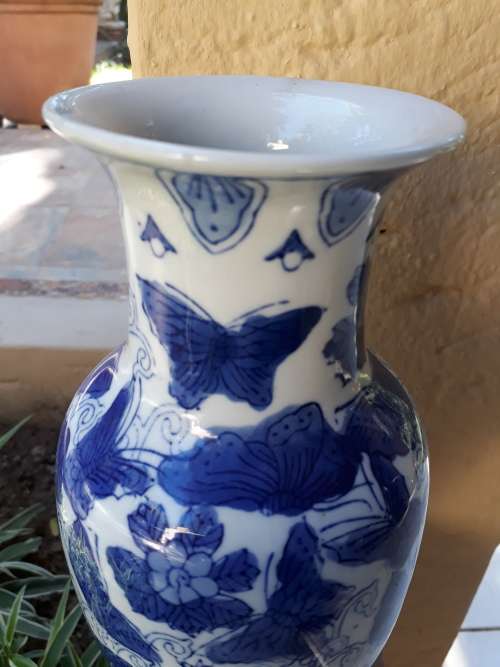 THE WELL LIKED BLUE & WHITE. THIS TIME AN ORIENTAL NICE SIZED VASE FLORAL BUTTERFLY ETC 25.3CM