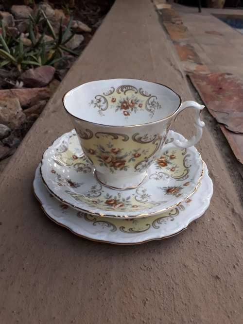 UNUSUAL & LOVELY VINTAGE ROYAL ALBERT "SEPTEMBER SONG" TEA TRIO IN VGC