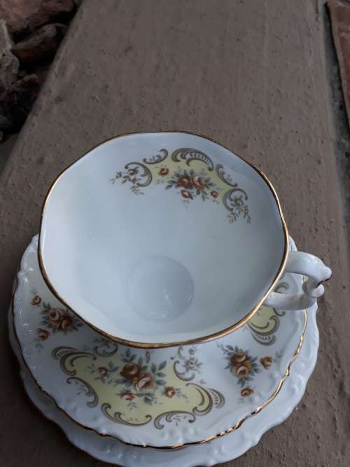 UNUSUAL & LOVELY VINTAGE ROYAL ALBERT "SEPTEMBER SONG" TEA TRIO IN VGC