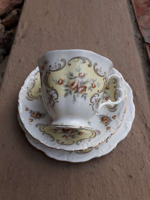UNUSUAL & LOVELY VINTAGE ROYAL ALBERT "SEPTEMBER SONG" TEA TRIO IN VGC