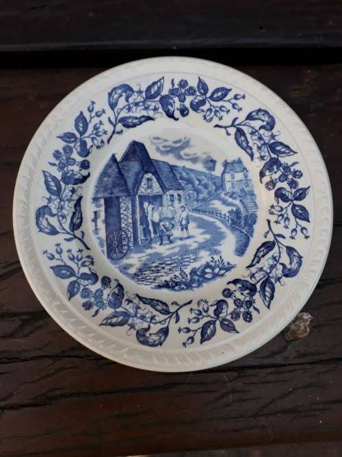 BARKER BROS ENGLAND OLD COUNTRY CRAFTS "BLACKSMITHING" OFF/WHITE  & BLUE SIDE PLATE