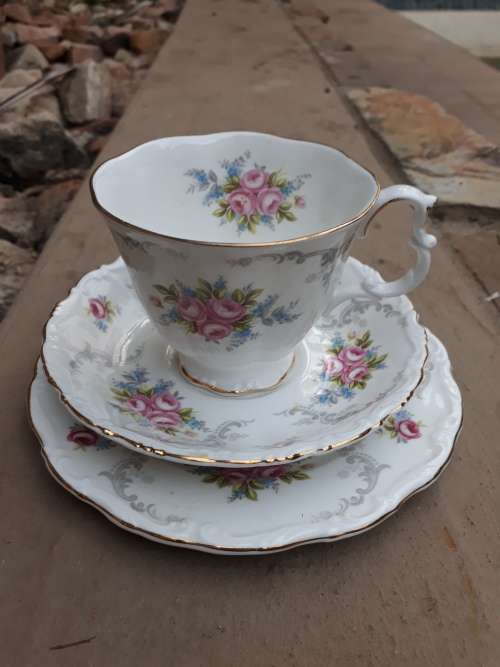 LOVELY ROYAL ALBERT VINTAGE "TRANQUILITY TEA TRIO NO 1 IN GOOD CONDITION
