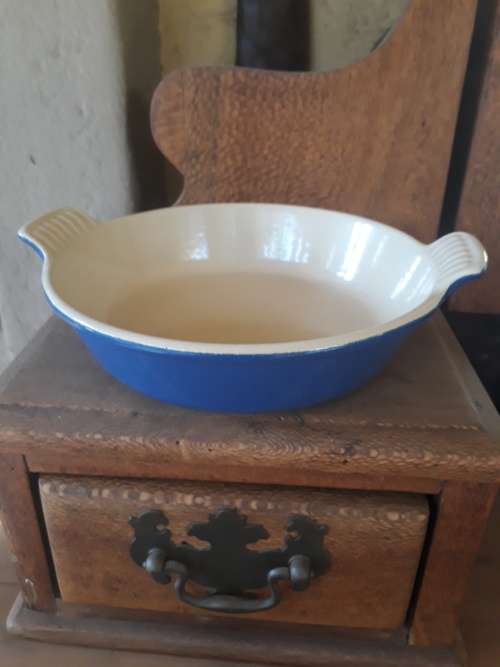 STUNNING LE CREUSET FRANCE CAST METAL DISH WITH BLUE SIZE 18