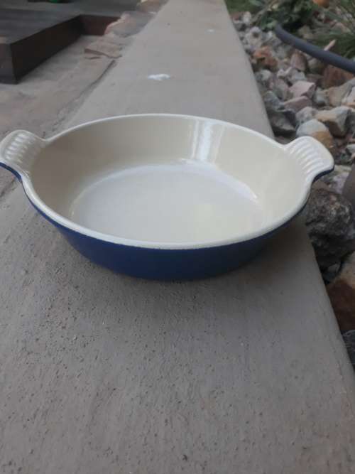 STUNNING LE CREUSET FRANCE CAST METAL DISH WITH BLUE SIZE 18