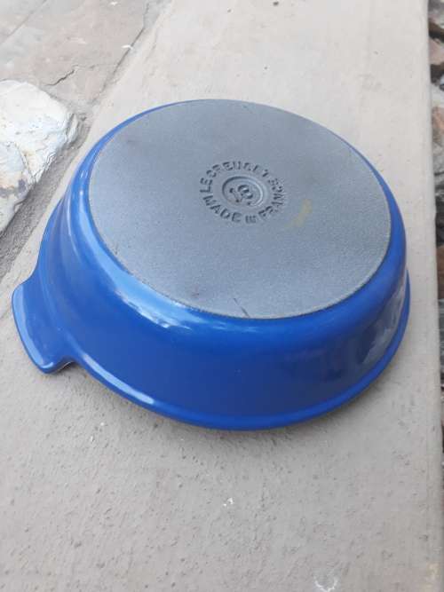 STUNNING LE CREUSET FRANCE CAST METAL DISH WITH BLUE SIZE 18