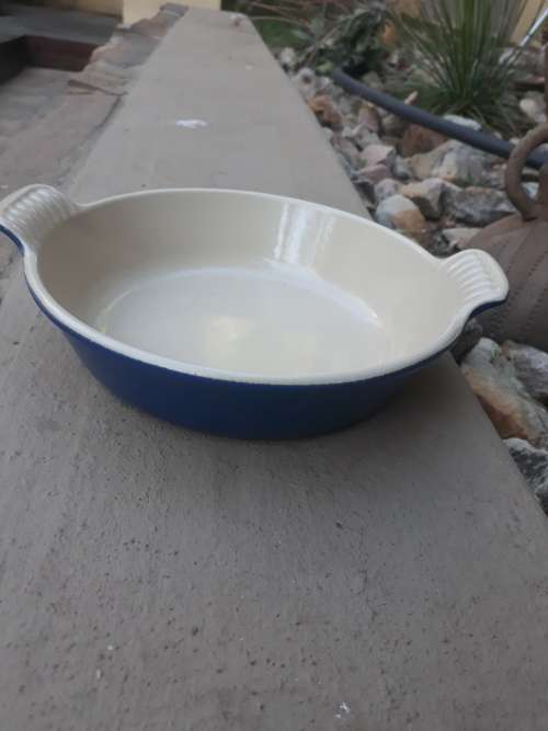 STUNNING LE CREUSET FRANCE CAST METAL DISH WITH BLUE SIZE 18