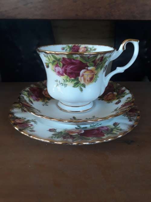 THIS IS AMAZING, ROYAL ALBERT "OLD COUNTRY ROSES" TRIO IN LOVELY CONDITION