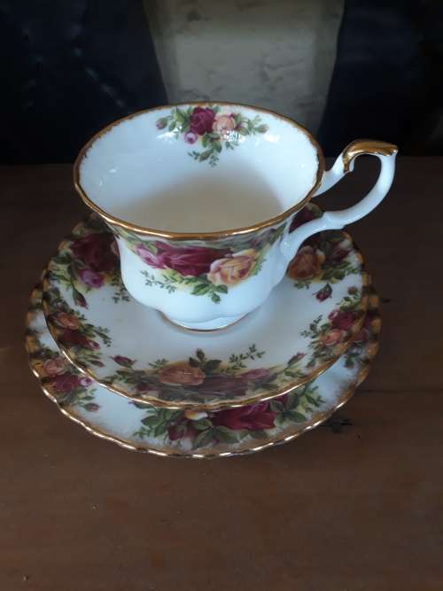 THIS IS AMAZING, ROYAL ALBERT "OLD COUNTRY ROSES" TRIO IN LOVELY CONDITION