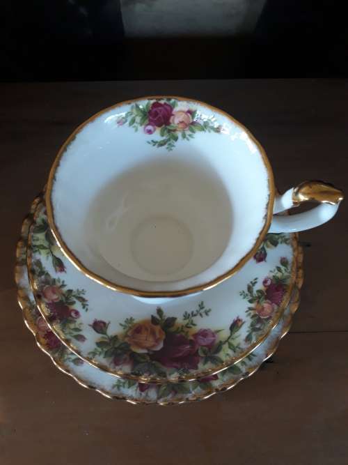 THIS IS AMAZING, ROYAL ALBERT "OLD COUNTRY ROSES" TRIO IN LOVELY CONDITION