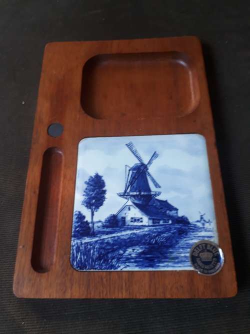 SMALL DELFT BLUE HAND PAINTED TILE CHEESE OR SNACK BOARD (MAHOGANY BASE)