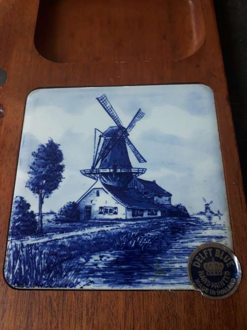 SMALL DELFT BLUE HAND PAINTED TILE CHEESE OR SNACK BOARD (MAHOGANY BASE)