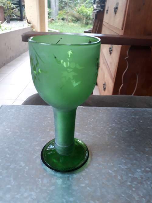 GET INTO THE XMAS COLOUR OF THINGS WITH THIS BOXED SET OF VINTAGE??? GREEN FROSTED WINE GLASSES