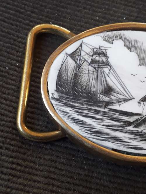 VINTAGE 1985 BTS (AMERICAN) INITIALED BRASS BUCKLE SCRIMSHAW MARINER WHALE and FRIGATE