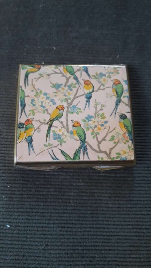 VINTAGE STRATTON ENGLAND POWDER COMPACT DECORATED WITH BIRDS & BRANCHES