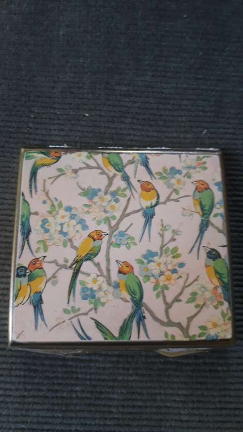 VINTAGE STRATTON ENGLAND POWDER COMPACT DECORATED WITH BIRDS & BRANCHES