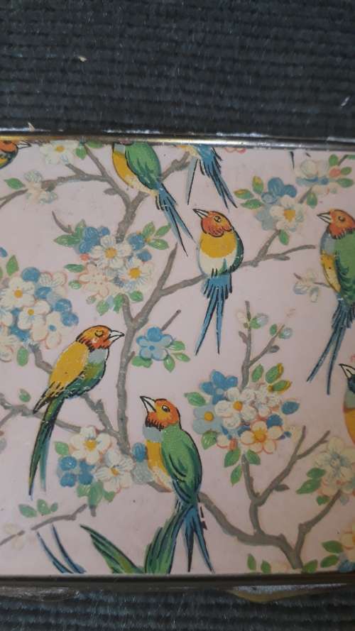 VINTAGE STRATTON ENGLAND POWDER COMPACT DECORATED WITH BIRDS & BRANCHES