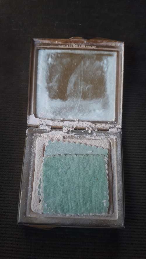 VINTAGE STRATTON ENGLAND POWDER COMPACT DECORATED WITH BIRDS & BRANCHES