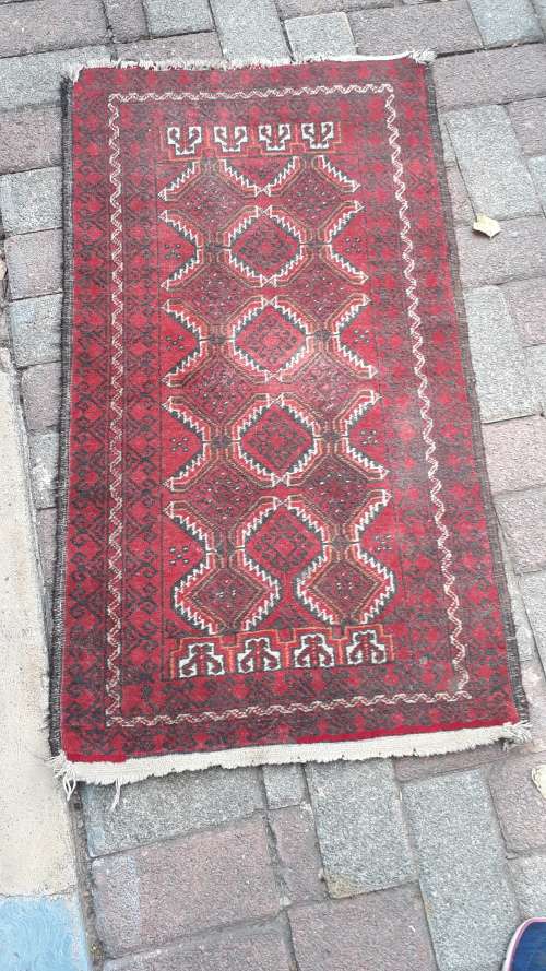 FOR CONSIDERATION A SMALL HAND KNOTTED PERSIAN/ORIENTAL BALOUCH RUG GEOMETRIC