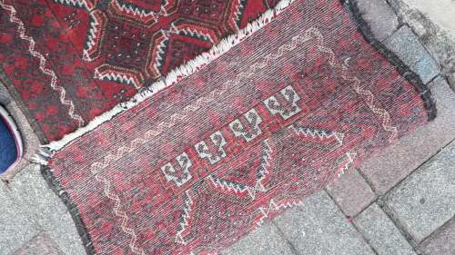 FOR CONSIDERATION A SMALL HAND KNOTTED PERSIAN/ORIENTAL BALOUCH RUG GEOMETRIC