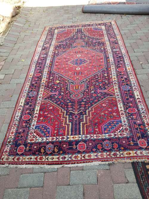 LOVELY HAND KNOTTED PERSIAN HAMADAN CARPET / RUG. FLORAL AND GEOMETRIC.