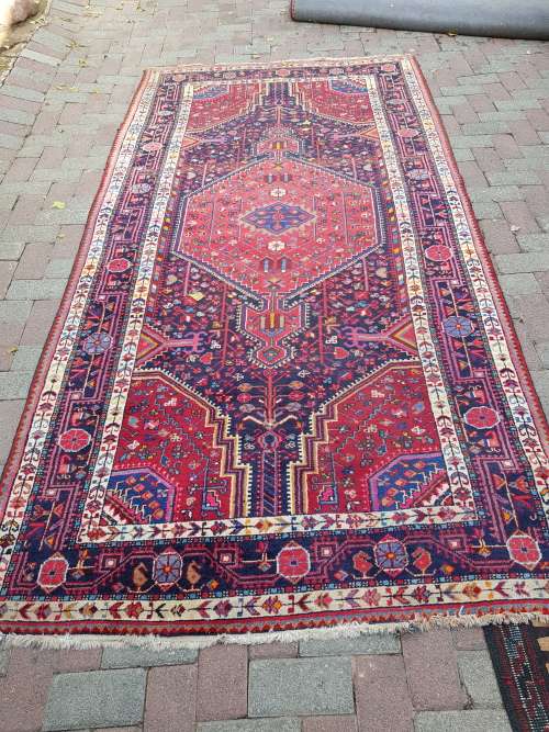 LOVELY HAND KNOTTED PERSIAN HAMADAN CARPET / RUG. FLORAL AND GEOMETRIC.