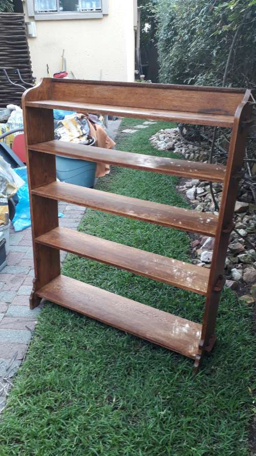 BEAUTIFUL VINTAGE OAK WOOD BOOK CASE. TIERING TO LOWER SHELF