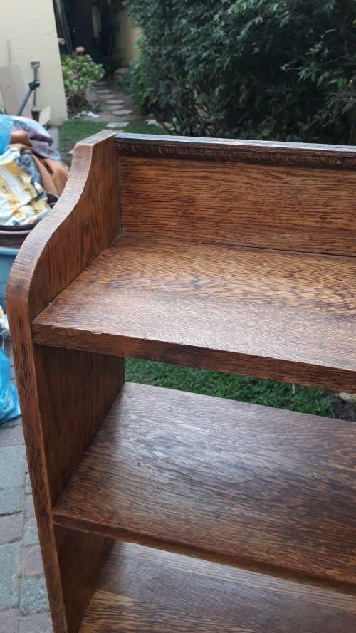 BEAUTIFUL VINTAGE OAK WOOD BOOK CASE. TIERING TO LOWER SHELF