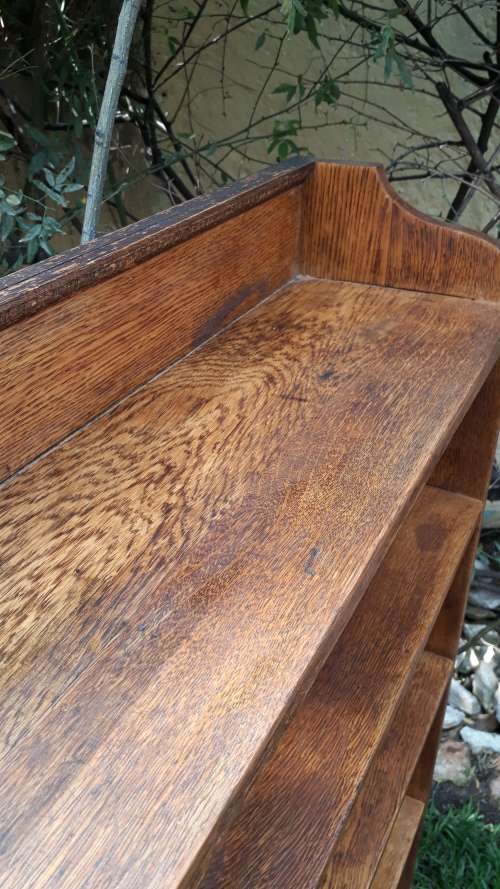 BEAUTIFUL VINTAGE OAK WOOD BOOK CASE. TIERING TO LOWER SHELF