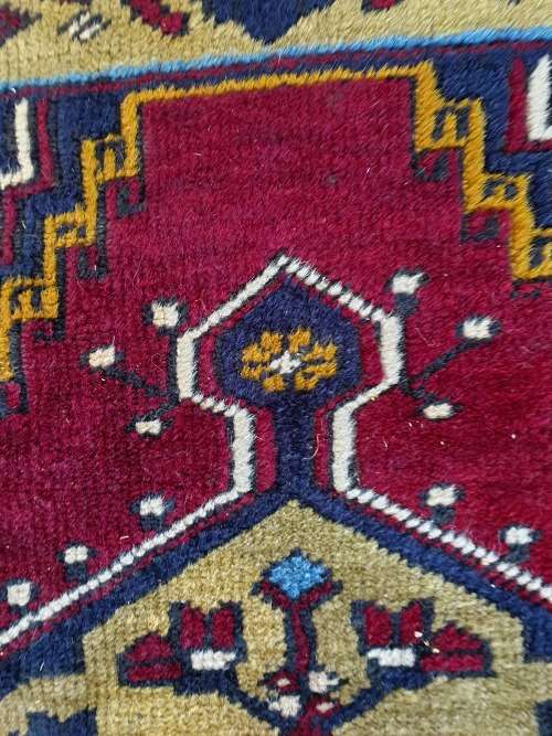 NICE HAND KNOTTED PERSIAN STYLED ORIENTAL CARPET RUG, WITH GEOMETRIC AND HOUSE PATTERN. GREAT TONES