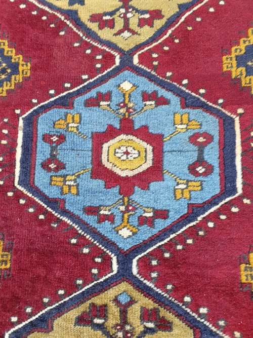 NICE HAND KNOTTED PERSIAN STYLED ORIENTAL CARPET RUG, WITH GEOMETRIC AND HOUSE PATTERN. GREAT TONES