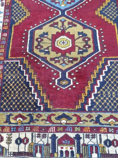 NICE HAND KNOTTED PERSIAN STYLED ORIENTAL CARPET RUG, WITH GEOMETRIC AND HOUSE PATTERN. GREAT TONES
