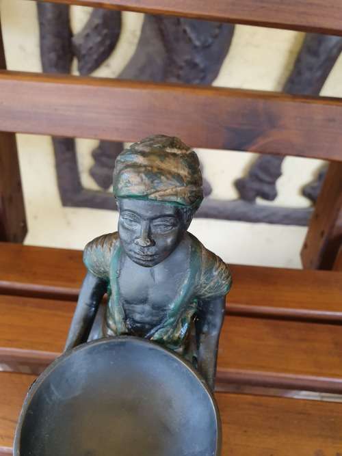 4 ROBSTRIKES ME AS A BRONZE (HEAVY). A BLACKAMOOR FIGURINE ON BASE WITH TRAY GREEN and GILT CLOTHING