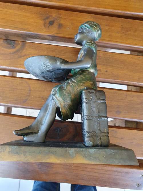 4 ROBSTRIKES ME AS A BRONZE (HEAVY). A BLACKAMOOR FIGURINE ON BASE WITH TRAY GREEN and GILT CLOTHING