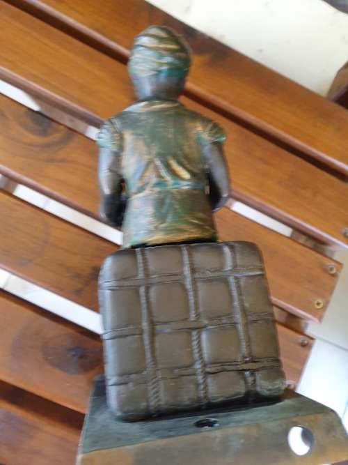 4 ROBSTRIKES ME AS A BRONZE (HEAVY). A BLACKAMOOR FIGURINE ON BASE WITH TRAY GREEN and GILT CLOTHING