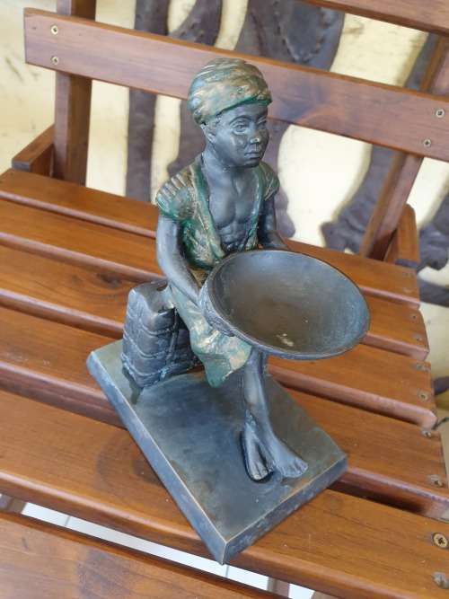 4 ROBSTRIKES ME AS A BRONZE (HEAVY). A BLACKAMOOR FIGURINE ON BASE WITH TRAY GREEN and GILT CLOTHING