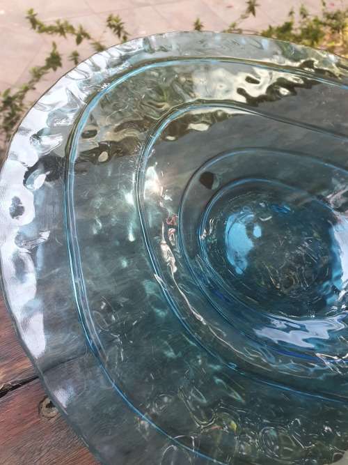 STUNNING GLASS FRUIT OR OTHER BOWL, IN BLUE WITH DIMPLE AND RIBBING DETAIL