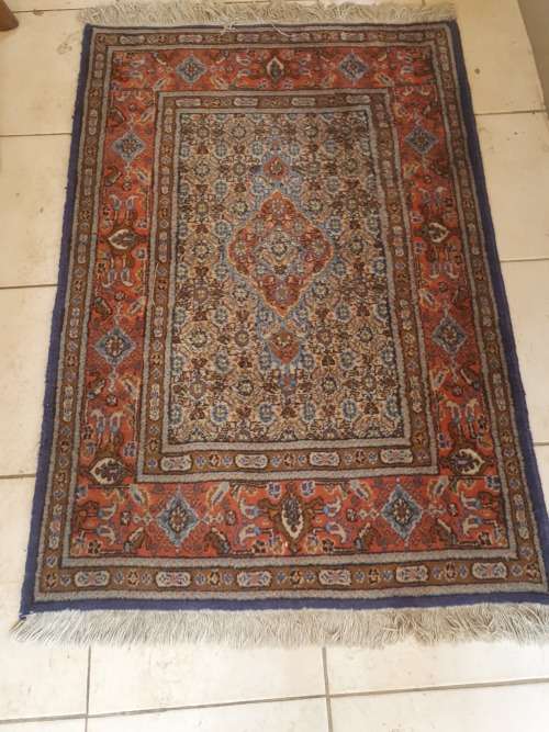BEAUTIFUL TONES HAND KNOTTED PERSIAN / ORIENTAL FLORAL AND GEOMETRIC RUG. NICE THICK PILE