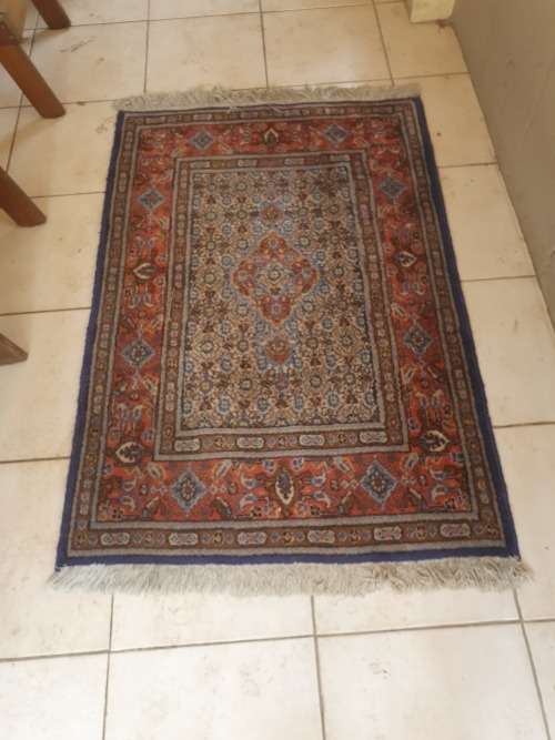 BEAUTIFUL TONES HAND KNOTTED PERSIAN / ORIENTAL FLORAL AND GEOMETRIC RUG. NICE THICK PILE