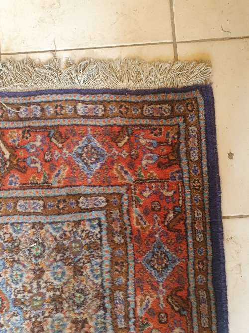 BEAUTIFUL TONES HAND KNOTTED PERSIAN / ORIENTAL FLORAL AND GEOMETRIC RUG. NICE THICK PILE