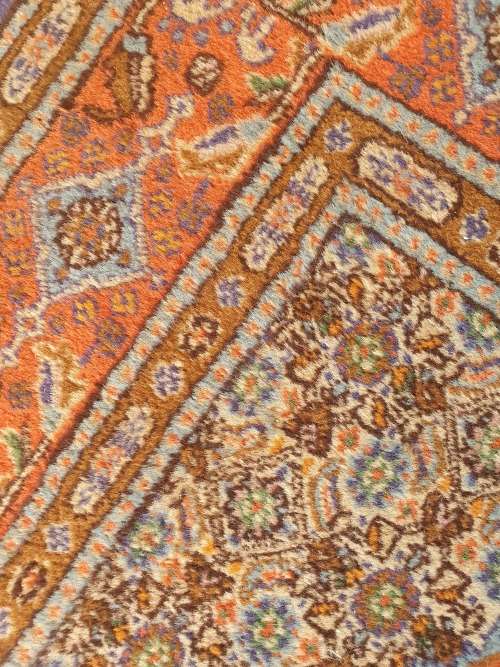 BEAUTIFUL TONES HAND KNOTTED PERSIAN / ORIENTAL FLORAL AND GEOMETRIC RUG. NICE THICK PILE