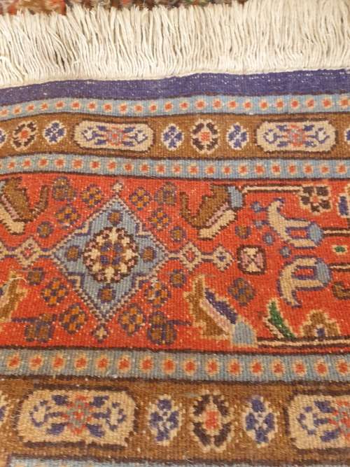 BEAUTIFUL TONES HAND KNOTTED PERSIAN / ORIENTAL FLORAL AND GEOMETRIC RUG. NICE THICK PILE